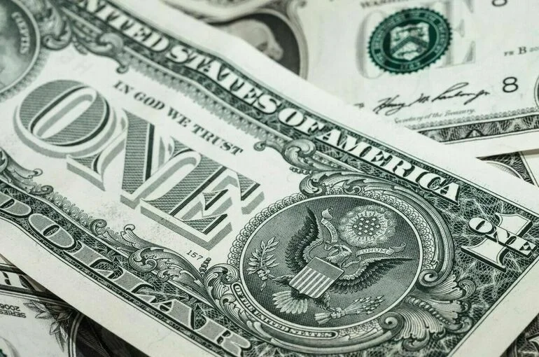 Курс доллара опустился ниже 80 рублей впервые с 21 апреля
