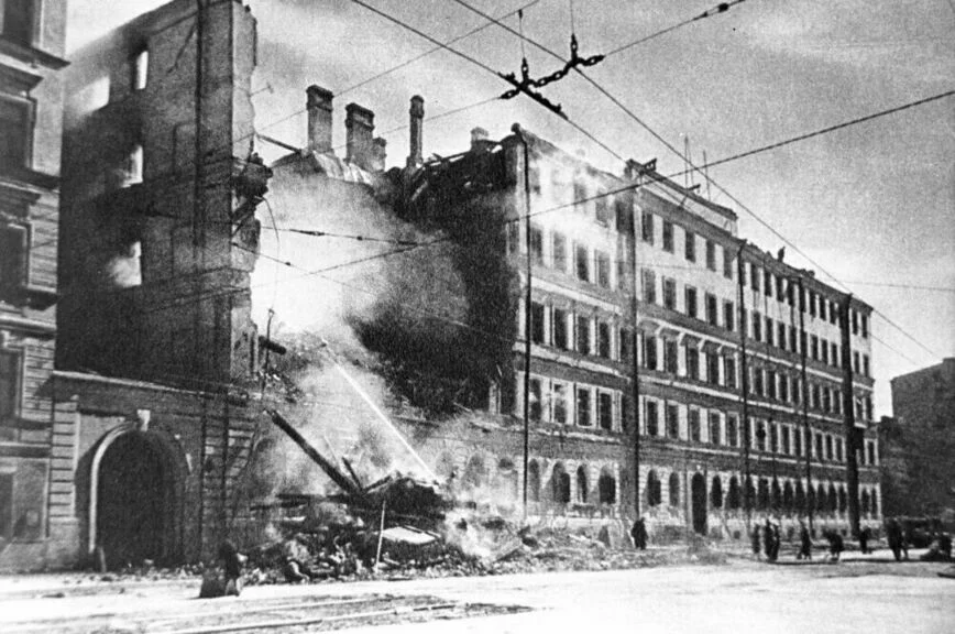 Дом №174 на проспекте 25-го Октября (Невский проспект, 174) в блокадном Ленинграде, пострадавший при налете утром 13 мая 1943 года