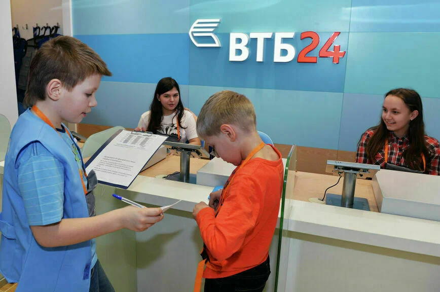 Детям до 18 запрещается: зачем вводят ограничение на выдачу банковских карт