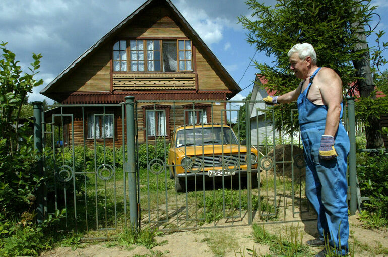 Пенсионеров предложили освободить от налога на садовые дома