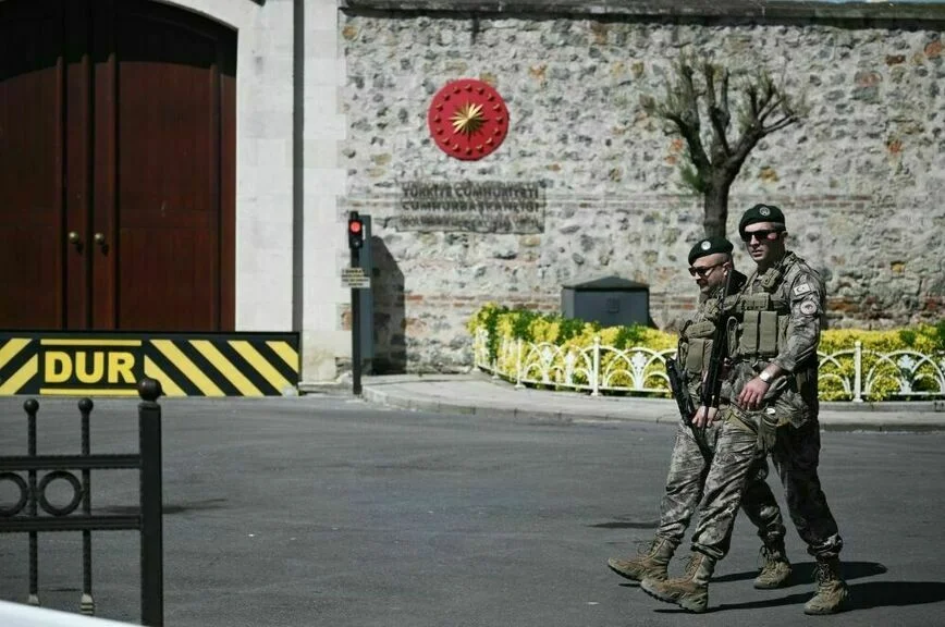 Военнослужащие ВС Турции патрулируют въезд на территорию дворца Долмабахче в Стамбуле в преддверии переговоров между делегациями России и Украины. 