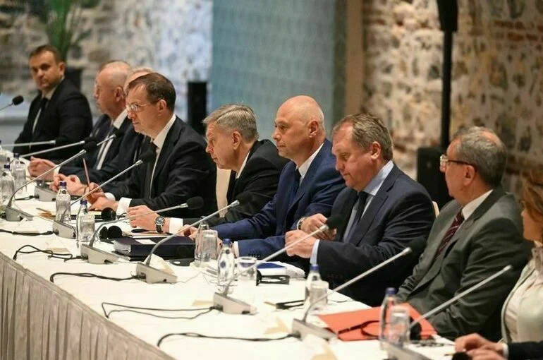 Помощник президента РФ Владимир Мединский (четвертый слева) на переговорах между делегациями России и Украины в Стамбуле.
