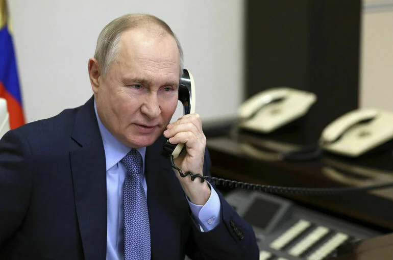 Путин проводит разговор с Трампом из здания образовательного комплекса «Сириус»
