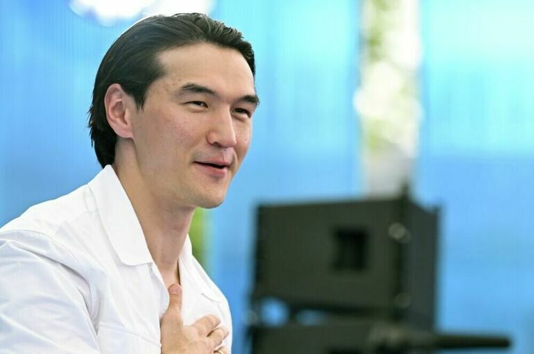 Комика Нурлана Сабурова задержали в Шереметьеве