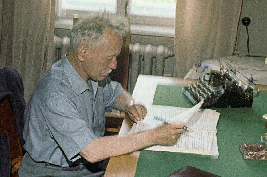 Писатель Михаил Шолохов в своем рабочем кабинете в станице Вешенская.