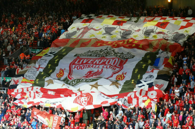 В Ливерпуле автомобиль въехал в толпу футбольных болельщиков