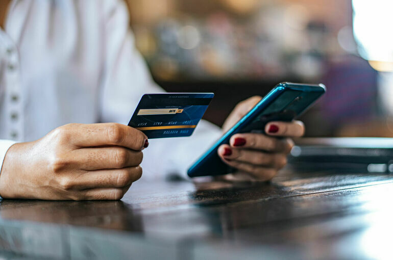 Срок действия банковских карт для иностранцев хотят сократить до года