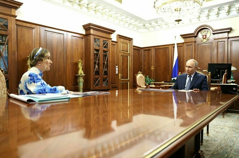 Путин поддержал идею о создании Всероссийской службы помощи семье