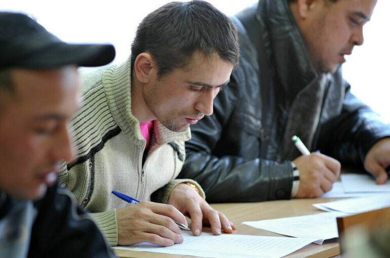 Минобрнауки дополнительно проверит проведение экзаменов для мигрантов