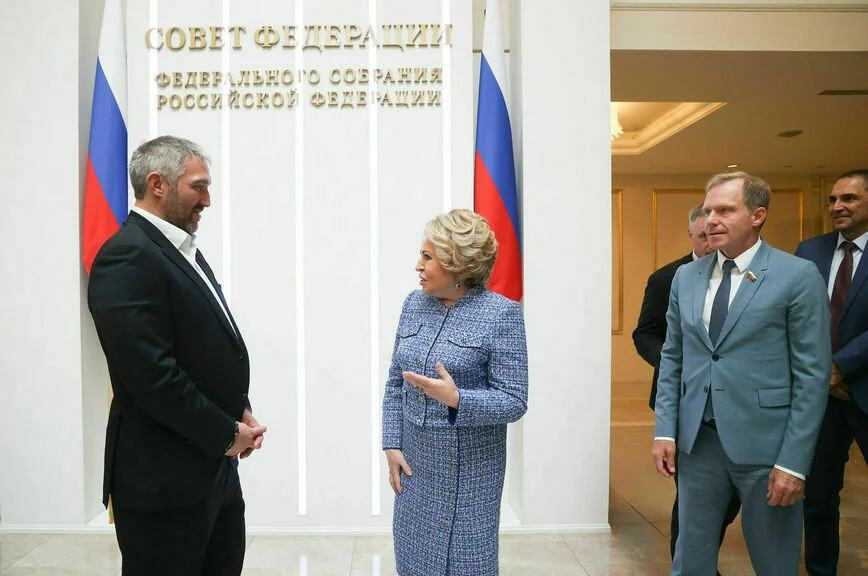 Александр Овечкин подарил Валентине Матвиенко хоккейный свитер и клюшку