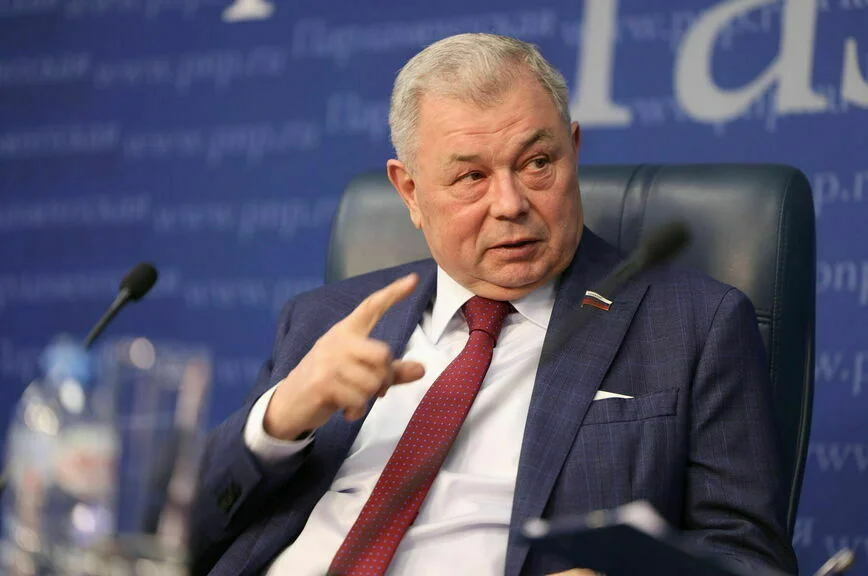 председатель Комитета Совета Федерации по бюджету и финрынкам Анатолий Артамонов.