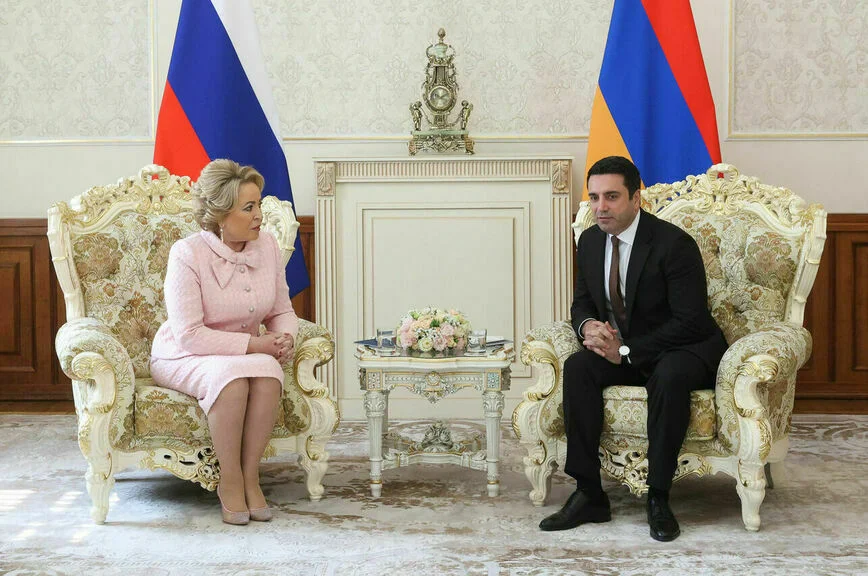 Россия и Армения готовы вместе защищать память о Победе