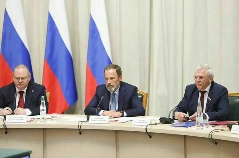 Игорь Комаров (в центре).