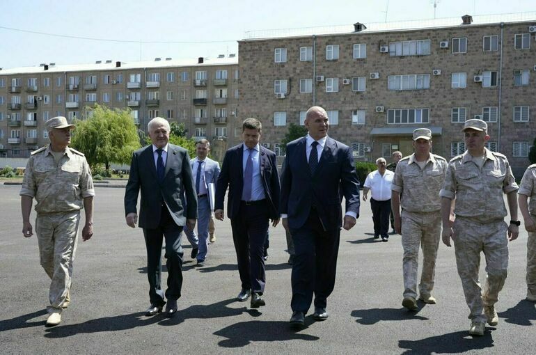 Российские сенаторы посетили Арташатский погранотряд в Армении