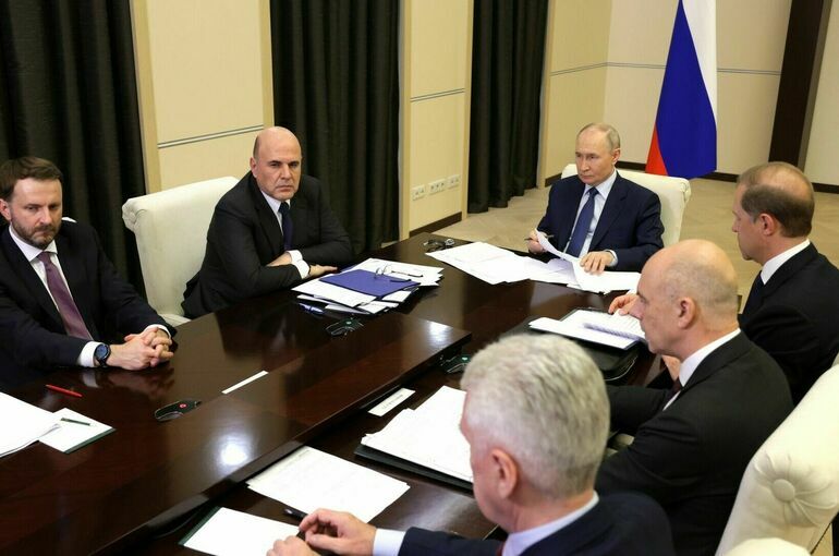 Путин призвал ускорить создание нормативно-правовой базы для беспилотников