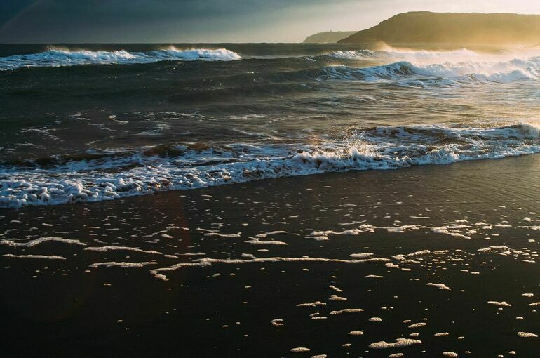  В Анапе в районе устья реки за сутки собрали 159 мешков мазута