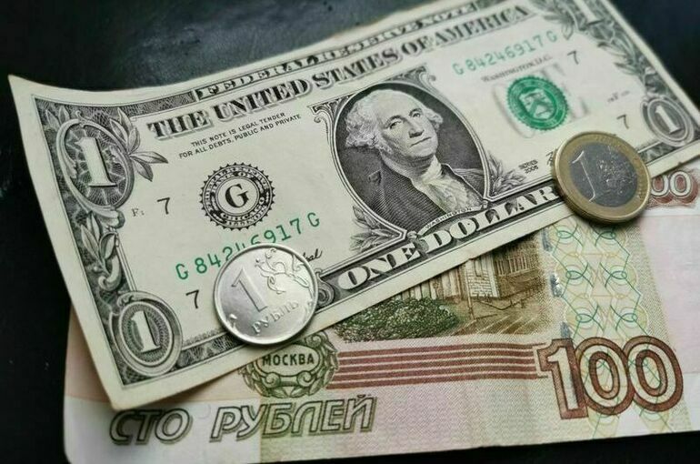 Спрос на валюту среди россиян снизился в два раза