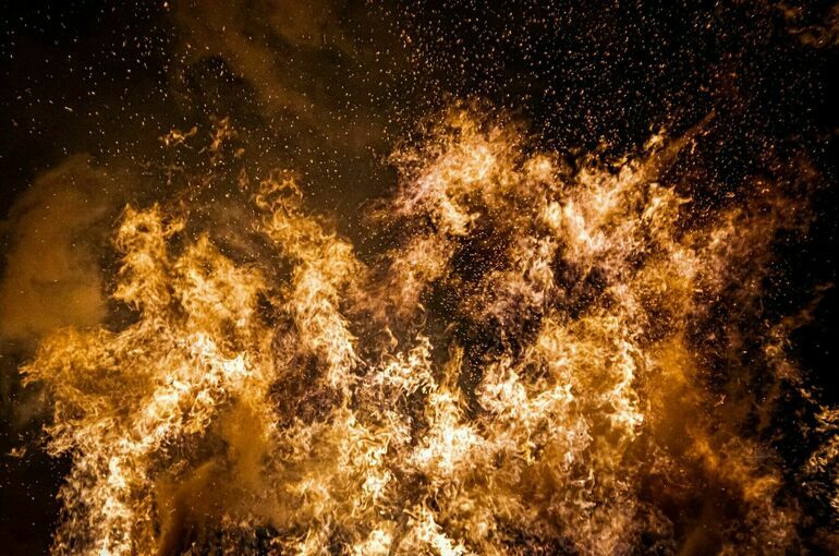 СМИ: Киев заволокло черным дымом после ночных взрывов