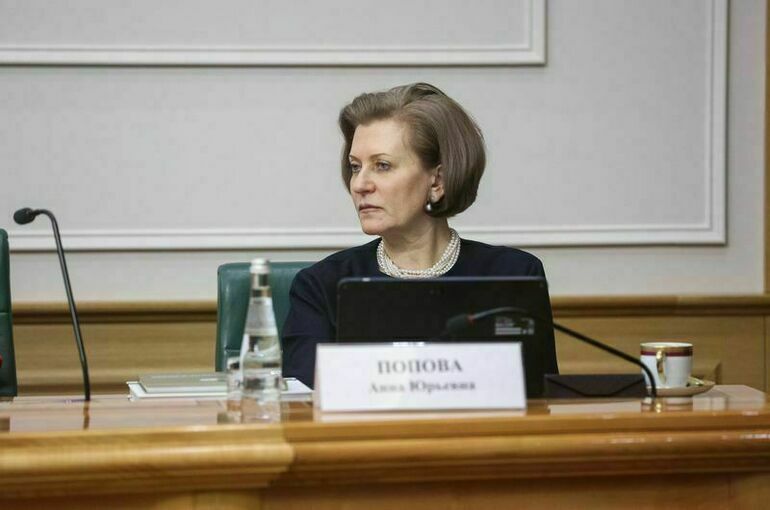 Попова призвала изучить вопрос бесплатного питания для учеников средней школы