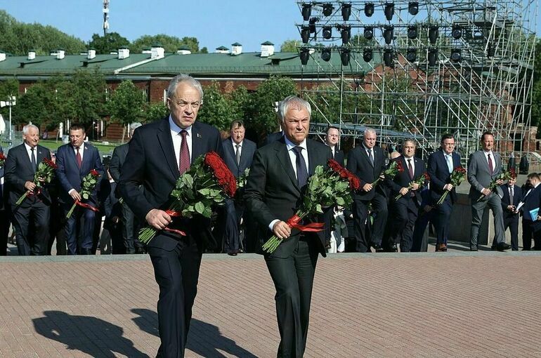 Володин возложил цветы к Вечному огню в Бресте