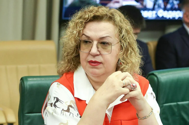 Сенатор Епифанова: Мелкие переводы на карту могут ограничить с июня