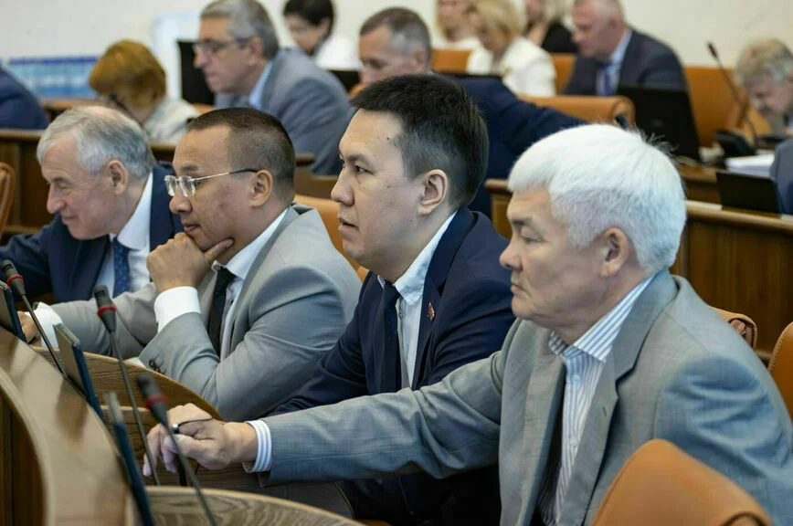 Многие краевые парламентарии приняли участие в обмене мнениями, в том числе и те, кто избран от северных территорий.