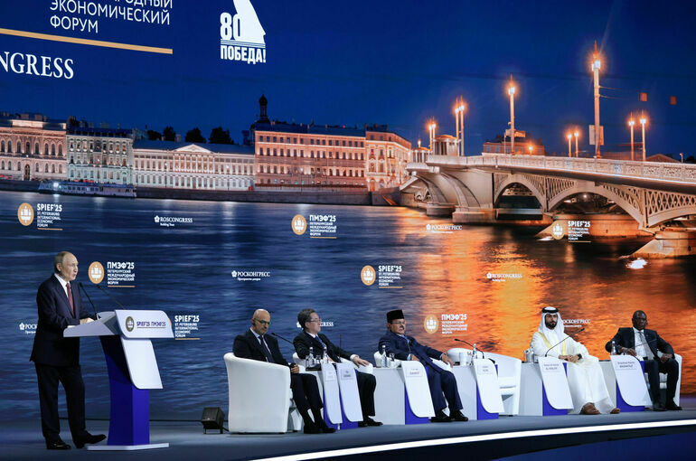 Президент указал на устаревшее регулирование офлайн-магазинов