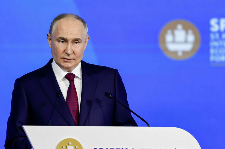 Путин призвал в короткие сроки принять проекты по улучшению трудового законодательства