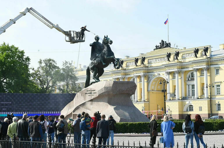 Путин поручил подготовить решения по восстановлению памятников культуры