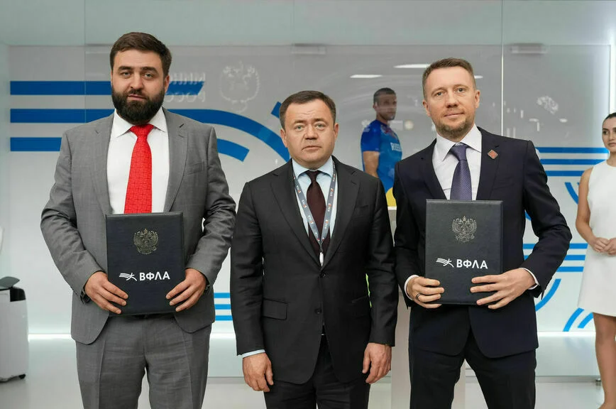 Слева направо: исполнительный директор ВФЛА Борис Ярышевский, Председатель ВФЛА Петр Фрадков, управляющий акционер FONBET Валентин Голованов.