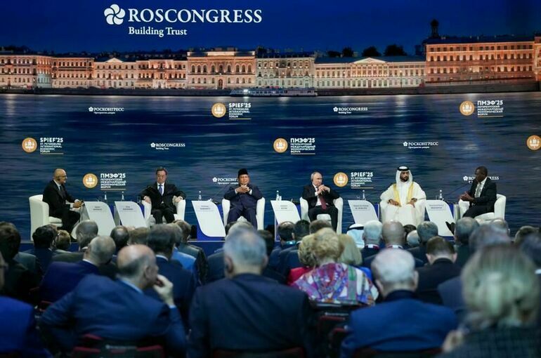 Пленарная сессия ПМЭФ-2025 с участием Путина продлилась рекордные 4 часа