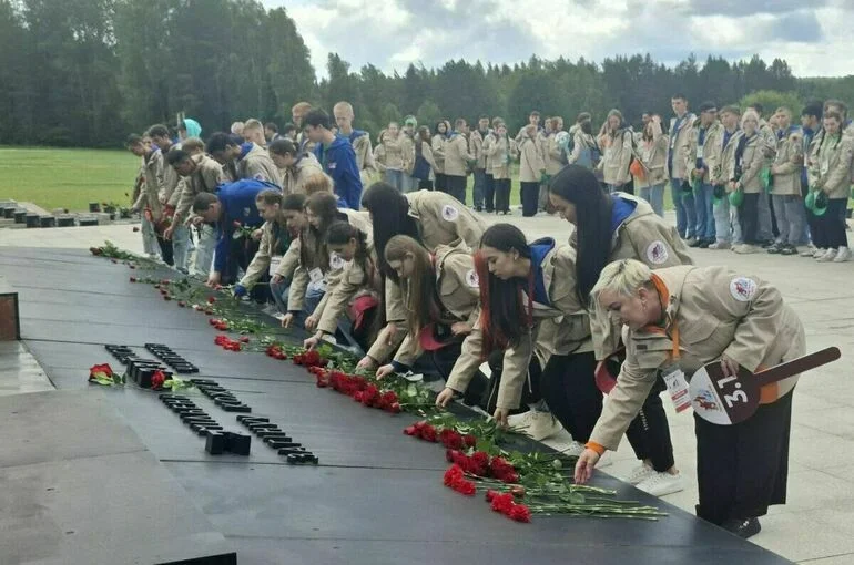 Участникам «Поезда Памяти» рассказали об истории Хатыни