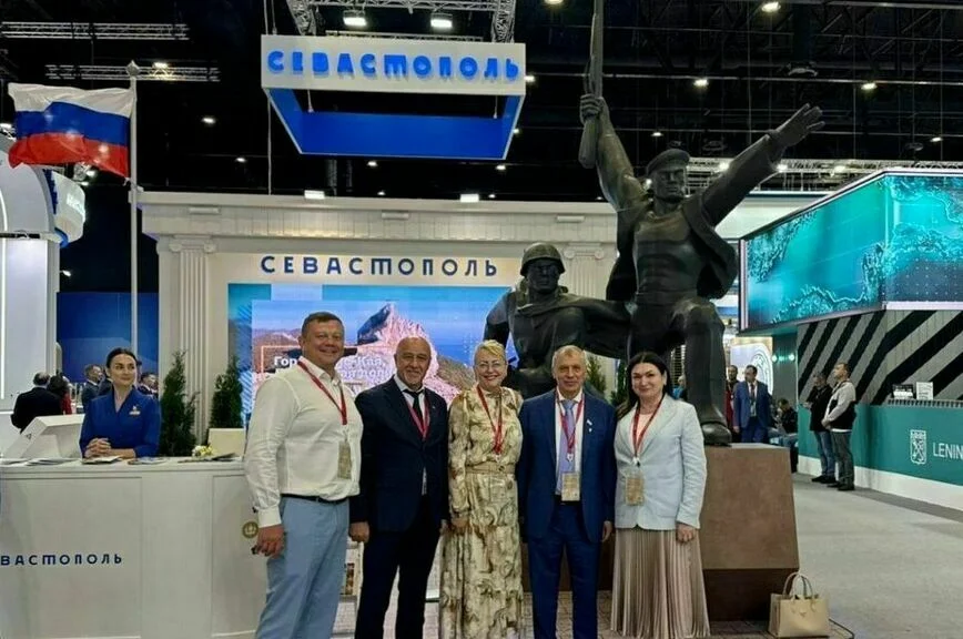 Делегация Республики Крым у Севастопольского стенда