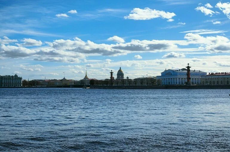 На берегу реки Охта открылась выставка «Дневники Победы» в честь 80-летия парада