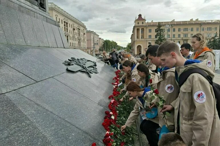 Участники проекта «Поезд Памяти» возложили цветы к обелиску Победы в Минске