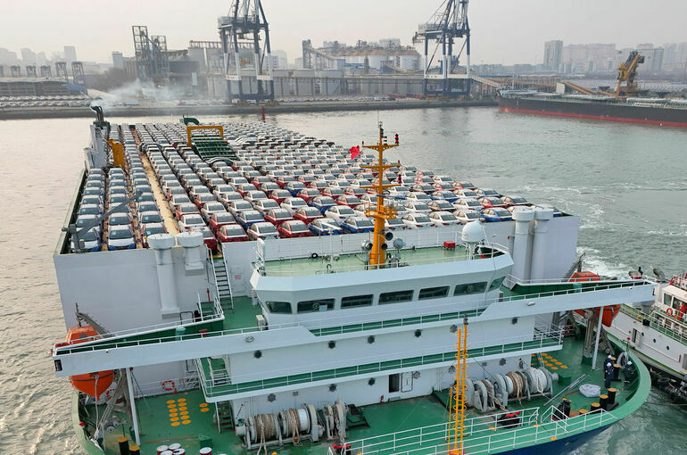 Bloomberg: Судно с 3 тыс. автомобилей на борту затонуло в Тихом океане