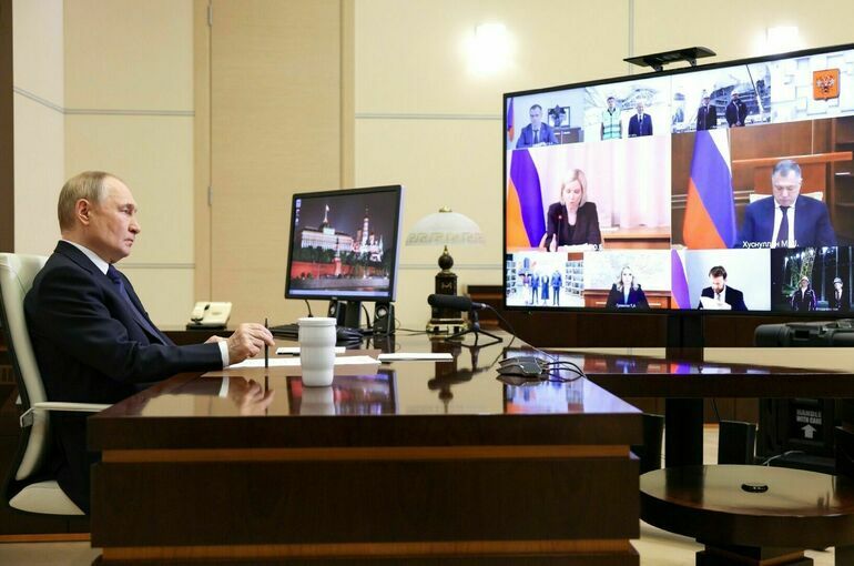 Путин поручил главам регионов создать условия для работников культуры