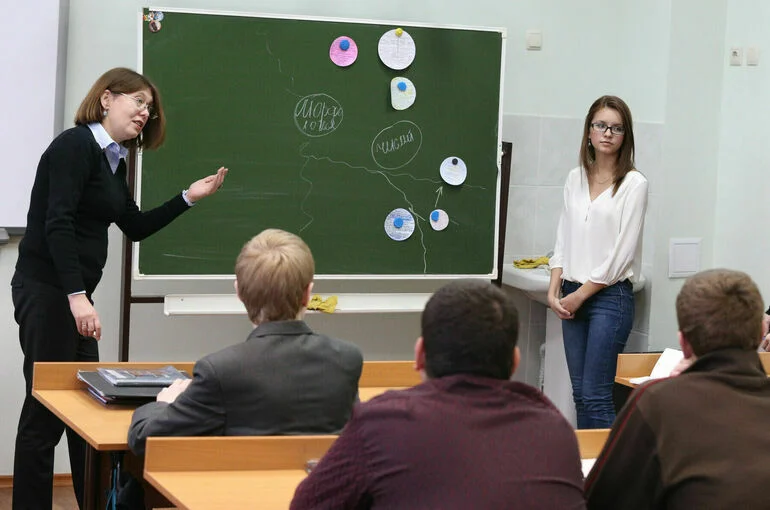 В Минпросвещения рассказали, как снизить нагрузку на детей и учителей