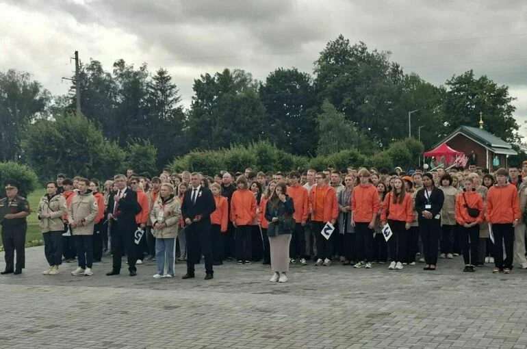 Участники «Поезда Памяти» возложили цветы к мемориалу «Детям — жертвам войны»