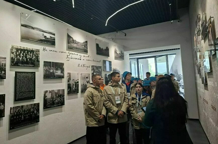 Участники «Поезда Памяти» возложили цветы к мемориалу «Детям — жертвам войны»