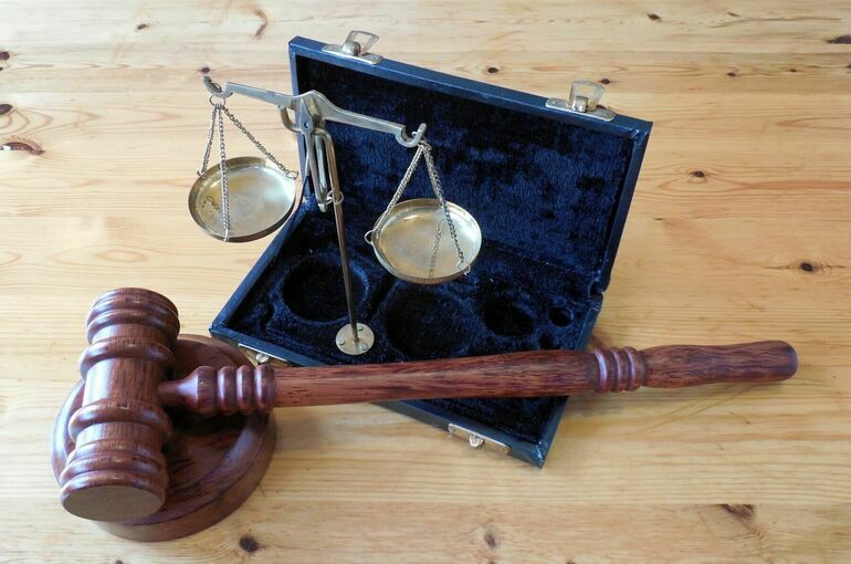 Суд арестовал мужчину, бросившегося ребенка на пол в Шереметьево