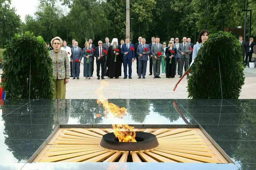 Валентина Матвиенко вместе с Натальей Кочановой возложили венок к Вечному огню на мемориале памяти горьковчан, погибших на фронтах Великой Отечественной войны