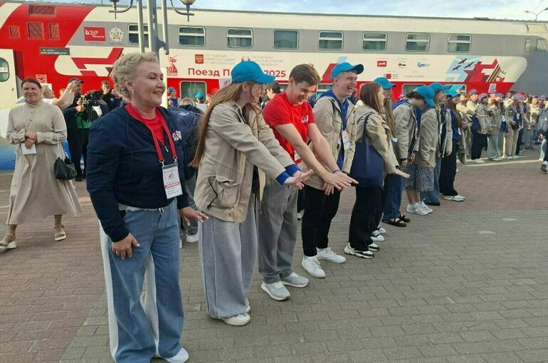 Сенатор Новиков станцевал с участниками «Поезда Памяти»