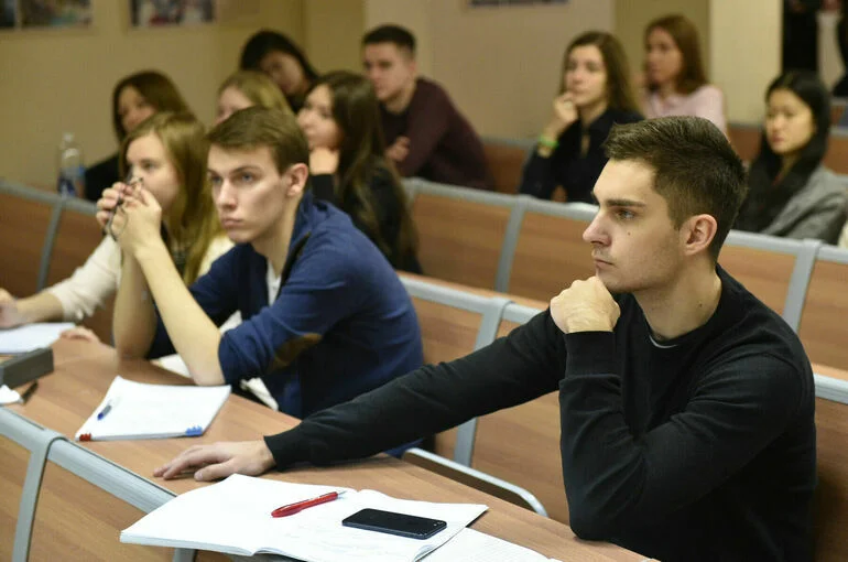 Студентов, ставших отцами во время учебы, предложили переводить на бюджет