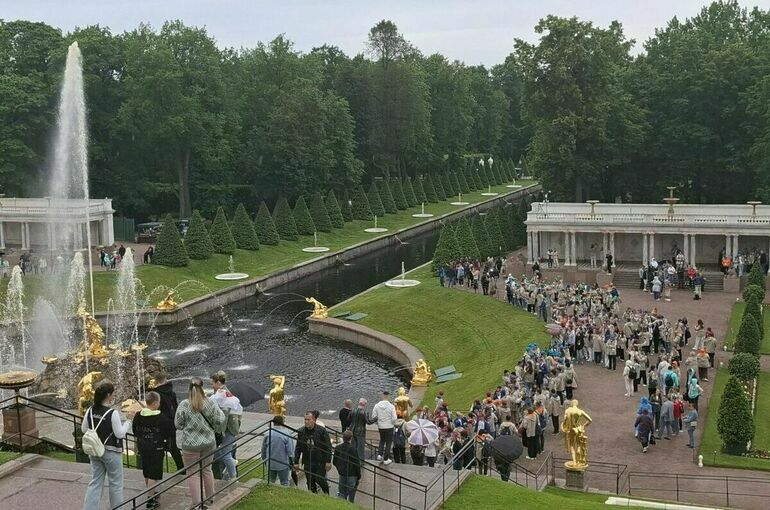 Участники проекта «Поезд Памяти» увидели знаменитые фонтаны Петергофа