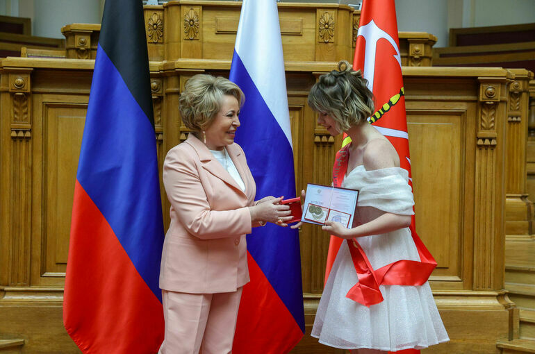 Выпускники Мариуполя получили медали в Таврическом дворце