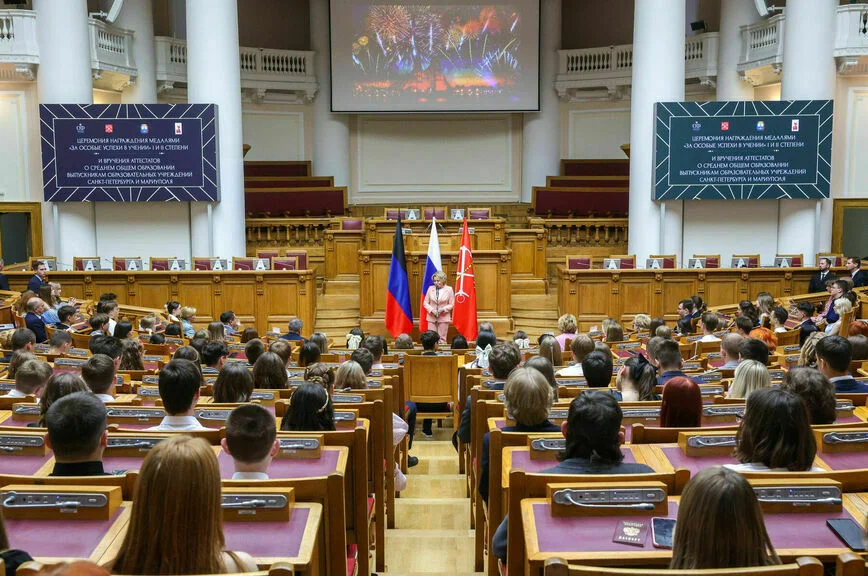 Выпускники Мариуполя получили медали в Таврическом дворце