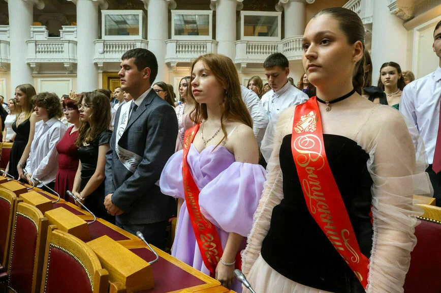 Выпускники Мариуполя получили медали в Таврическом дворце