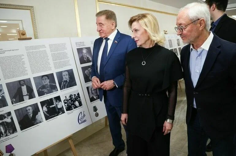 В Совфеде открыли выставку, посвященную фронтовым бригадам Театра сатиры