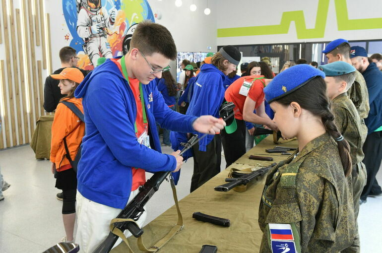 Участники «Поезда Памяти» и сенатор Сидухина собрали автомат Калашникова